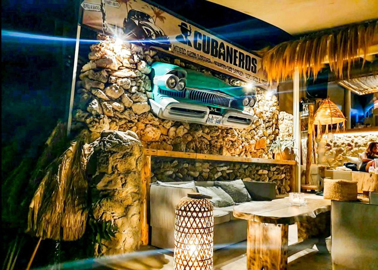 Cubaneros Holiday Inn Лаганас Екстер'єр фото