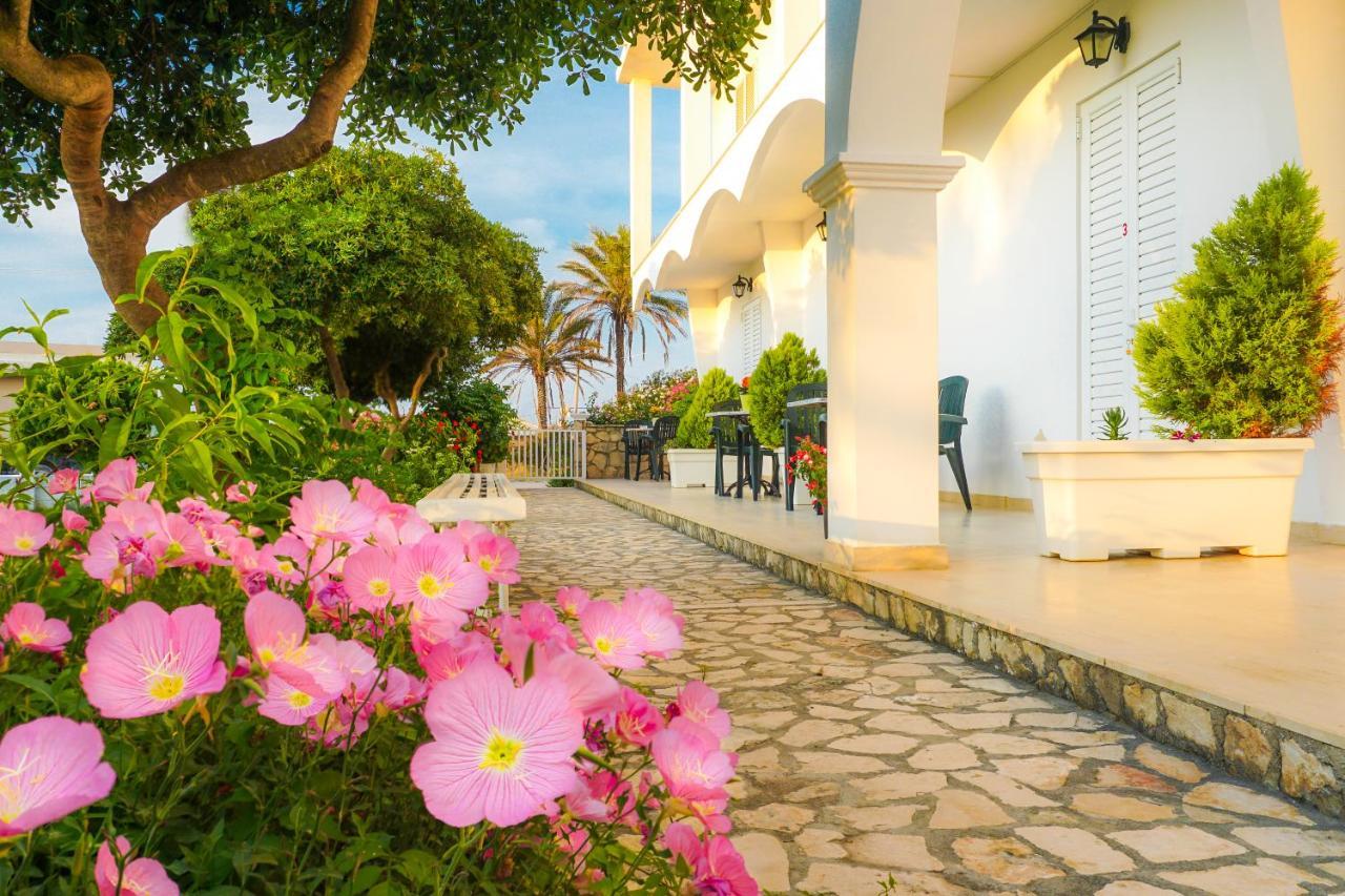 Cubaneros Holiday Inn Лаганас Екстер'єр фото