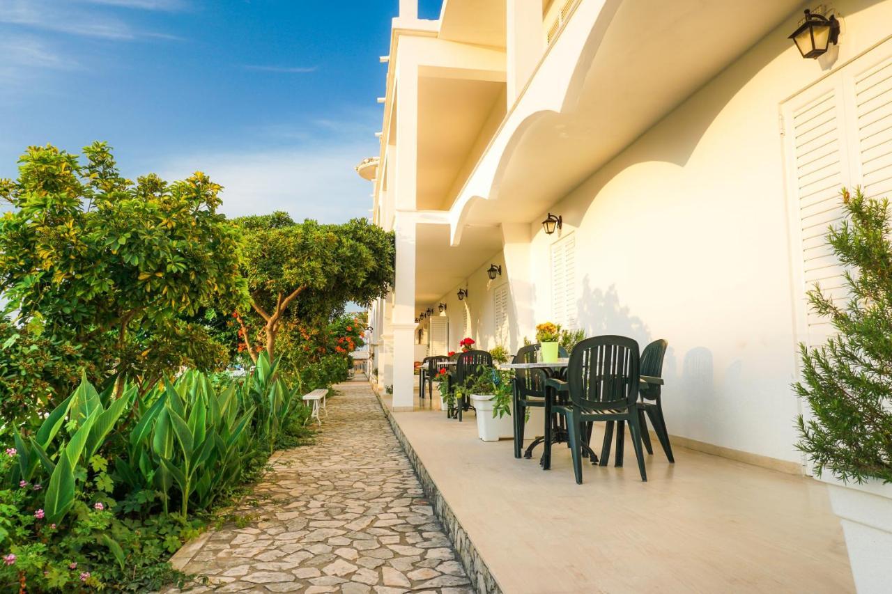 Cubaneros Holiday Inn Лаганас Екстер'єр фото
